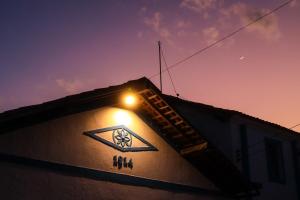 a light on the side of a building at sunset at Fazenda Poço das Pedras in São João do Cariri