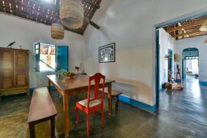 São João do Cariri的住宿－Fazenda Poço das Pedras，一间带木桌和椅子的用餐室