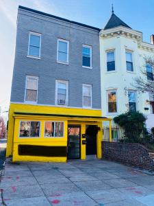 un edificio amarillo y gris en una calle en 2 Bedrooms at the heart of the City! Full Comfort! en Washington