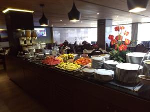 uma linha de buffet com pratos de comida numa mesa em Hotel Metropol em Cidade do México
