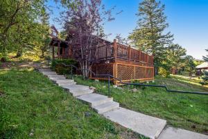 una scala che conduce a una casa con ponte di Lodge Haus - Permit #6063 a Estes Park