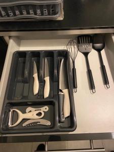 ein Tablett mit Messern und Küchenutensilien in einer Schublade in der Unterkunft Appt 2ch, gare 2 mn, Paris 15 mn in Villeneuve-Saint-Georges