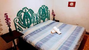 um quarto com uma cama azul e uma cabeceira verde e branca em Casa Amadis em Querétaro