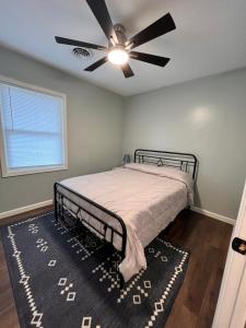Schlafzimmer mit einem Bett und einem Deckenventilator in der Unterkunft House w Patio & Fenced Yard 10 minutes to Purdue in Lafayette