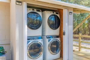 3 Waschmaschinen sind in einer Garage gestapelt in der Unterkunft Westville Pines Cabin 