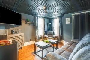 ein Wohnzimmer mit einem Sofa und einem TV in der Unterkunft Columbus Apartment about 2 Mi to Ohio State University in Columbus