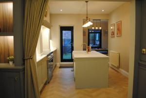 een keuken met een wastafel en een aanrecht bij Cosy Renovated House in Warrington in Warrington