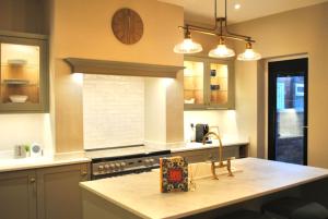 una cocina con un reloj grande en la pared en Cosy Renovated House in Warrington en Warrington