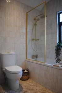 een badkamer met een douche, een toilet en een bad bij Cosy Renovated House in Warrington in Warrington