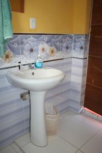 een badkamer met een witte wastafel in een kamer bij LOVELAND AMANTANI LODGE - Un lugar encantado in Ocosuyo
