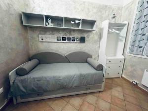 een slaapkamer met een bed en planken aan de muur bij Blue Marin Apartment in Sanremo