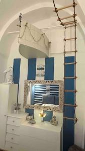een kamer met een spiegel, een plank en een ladder bij Blue Marin Apartment in Sanremo