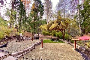 un parque con bancos, mesas de picnic y árboles en Near Yosemite, A Tranquil Getaway with Creek Frontage, en Oakhurst