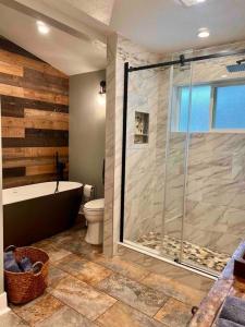 Un baño con ducha, bañera y WC. en Near Yosemite, A Tranquil Getaway with Creek Frontage, en Oakhurst 49 fotos más