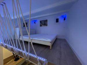 een slaapkamer met een schommelbed met blauwe verlichting bij Cap d'Agde Suit'Appart T2 Pinede 31 M2 in Cap d'Agde +16 foto's