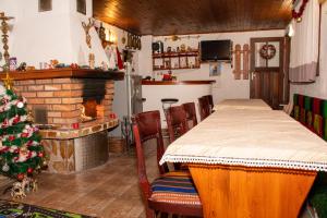 um quarto com lareira e uma mesa e uma árvore de Natal em Къща за гости Даутев Връх em Bansko