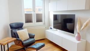 グレーミッツにあるGrüntal-Residenz Haus I App. 5のリビングルーム(椅子、薄型テレビ付)