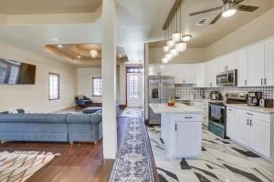 uma cozinha e sala de estar com um sofá azul em Immaculate New Orleans Home 7 Mi to Frenchmen St! em Nova Orleães