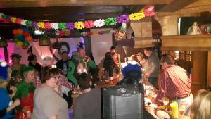 eine Gruppe von Menschen, die in einer Bar auf einer Party stehen in der Unterkunft Landhaus im Grund in Lennestadt