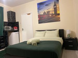 een slaapkamer met een bed met een foto van Big Ben bij Queens Hotel Blackburn in Blackburn
