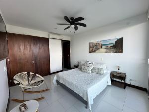 Espectacular apto en Cartagena con salida directa a la playa في كارتاهينا دي اندياس: غرفة نوم بسرير ومروحة سقف