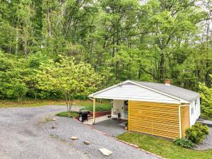 Hot Tub! Soak Into Virginia Wine Country في Afton: سقيفة صفراء صغيرة بسقف أبيض