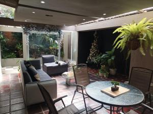 Conforta Rentals & Spa في بوبايان: فناء مع أريكة وطاولة وكراسي