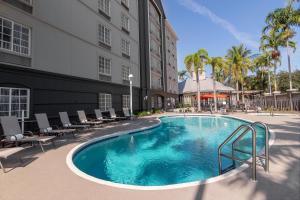 uma piscina em frente a um edifício em La Quinta by Wyndham Miami Airport West em Miami