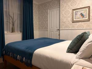 Postel nebo postele na pokoji v ubytování Fairlawn House