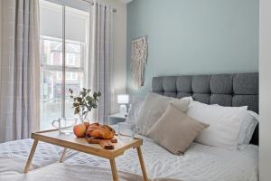 Säng eller sängar i ett rum på Spacious 2 Bedroom Apartment - Great Location