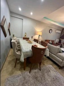 a living room with a table and a couch at شقة انيقة مطلة على البحر in Istanbul