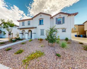 una gran casa blanca con un cementerio en The Spotless 2 Story en Phoenix