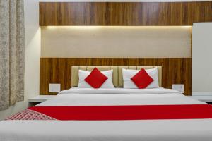Voodi või voodid majutusasutuse OYO Hotel Keshar Palace And Lodging toas