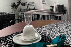 Restoran atau tempat lain untuk makan di Casinha do Prado, conforto vintage, ar condicionado