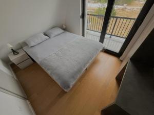 Ce lit se trouve dans un dortoir doté d'une grande fenêtre. dans l'établissement Villa Anemar, à Blidinje