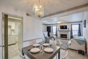 Χώρος καθιστικού στο Inviting Dallas Condo Less Than 2 Mi to NorthPark!