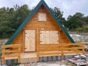 Cabaña de madera con 3 puertas y porche en Forest rest, en Plužine