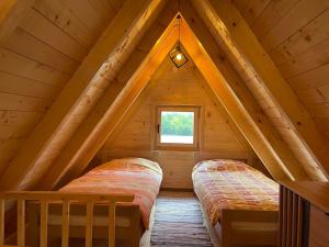2 camas en el ático de una cabaña de madera en Forest rest en Plužine