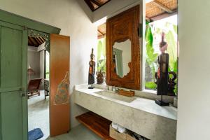 Koupelna v ubytování KELUK Villas Private Pool & 7min Walk to Bingin Beach + 39 fotografií