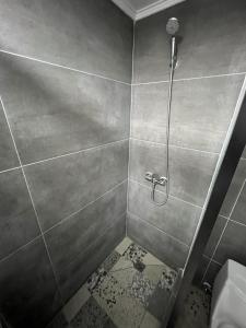 a bathroom with a shower with a shower head at VOY Hostales - 4 Norte in Viña del Mar