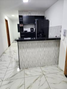 een keuken met zwart-wit marmeren aanrechtbladen bij Apartamento verão in Vila Velha