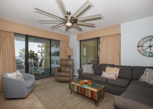 een woonkamer met een bank en een plafondventilator bij Summer House 306A by ALBVR - Corner Beachfront Condo - Beachfront Balcony Accessible from all Rooms in Orange Beach