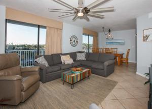 een woonkamer met een bank en een tafel bij Summer House 306A by ALBVR - Corner Beachfront Condo - Beachfront Balcony Accessible from all Rooms in Orange Beach