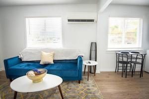 ein Wohnzimmer mit einem blauen Sofa und einem Tisch in der Unterkunft Vulcan’s Hideout / Fully Equipped Kitchen / A2 in Birmingham