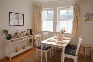 a dining room with a white table and chairs at Milia House 2BR in Oxford Centre with free parking in Oxford