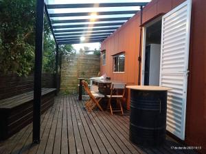 Ein Balkon oder eine Terrasse in der Unterkunft Casa Container na Praia do Rosa / Ibiraquera