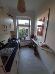 a kitchen with a sink and a window at Charmantes, helles City-Apartment - nahe Hafen, Schloss & Altstadt in Schwerin