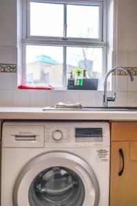 a washing machine in a kitchen with a window at Milia House 2BR in Oxford Centre with free parking in Oxford