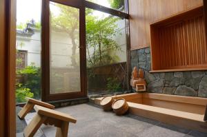 a room with a bench in front of a window at Atelier Bee's Knees Bed & Breakfast in Ikuma