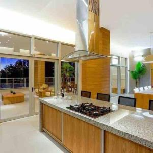 Η κουζίνα ή μικρή κουζίνα στο Ap 5 estrelas dentro do shopping Df Plaza